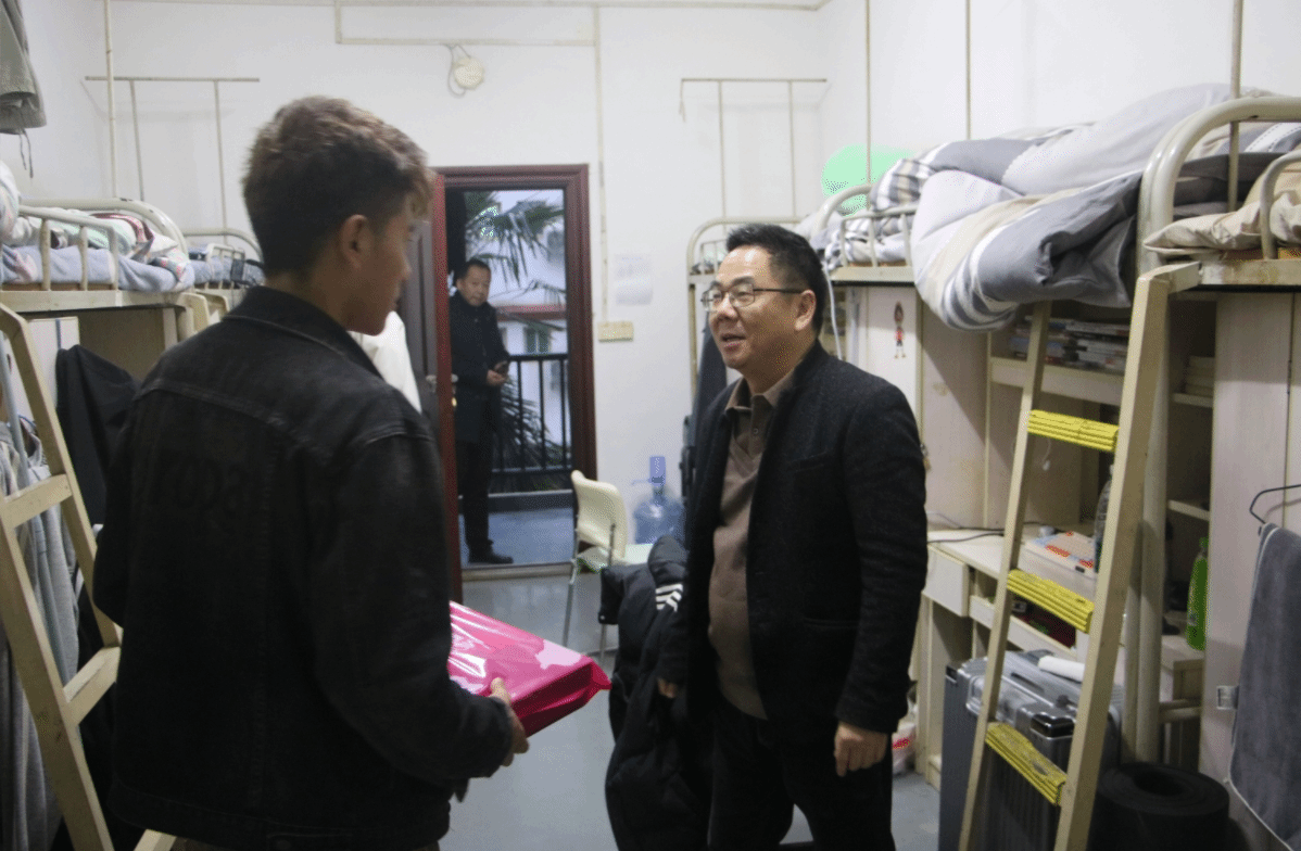 张书记慰问学生.png