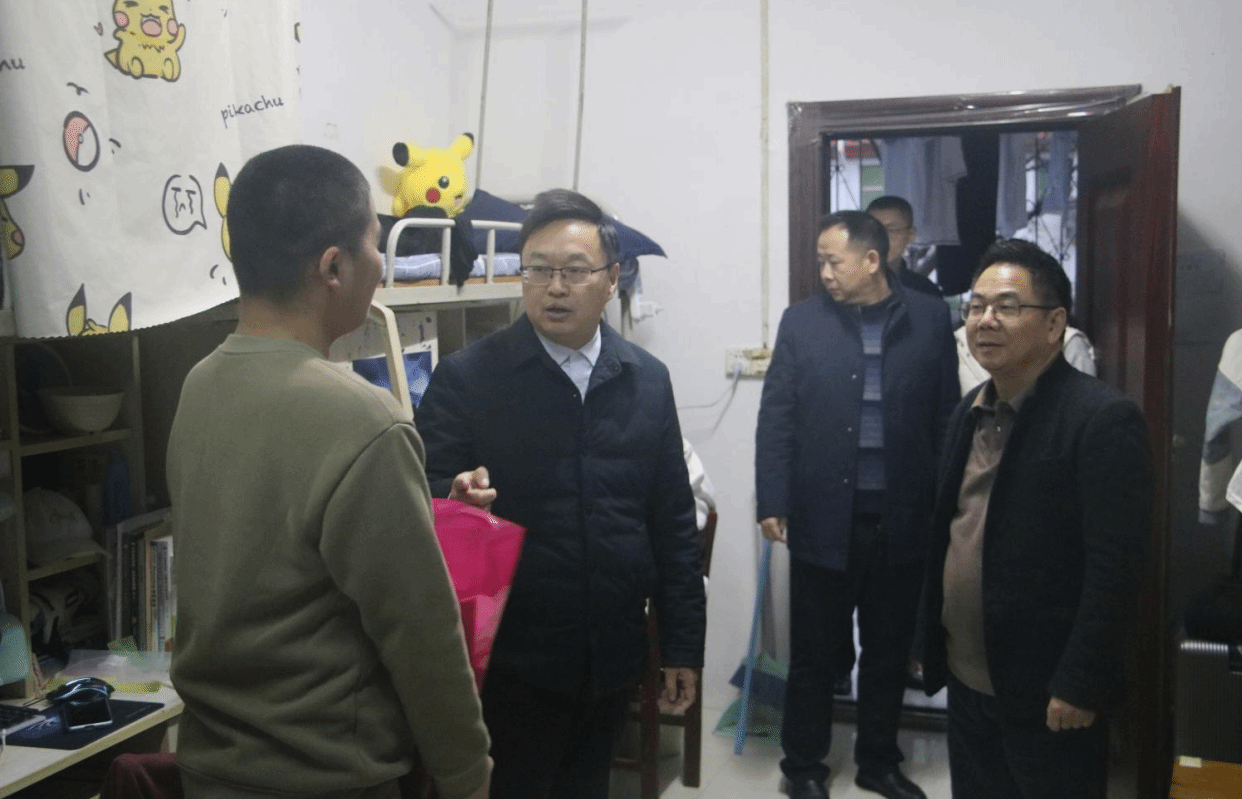 胡院长慰问学生.png