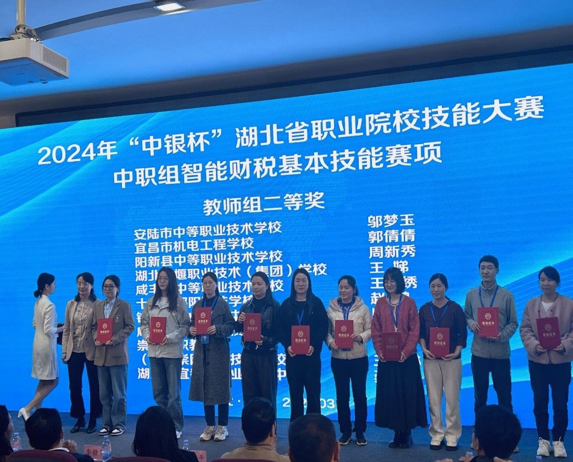 学生颁奖.jpg