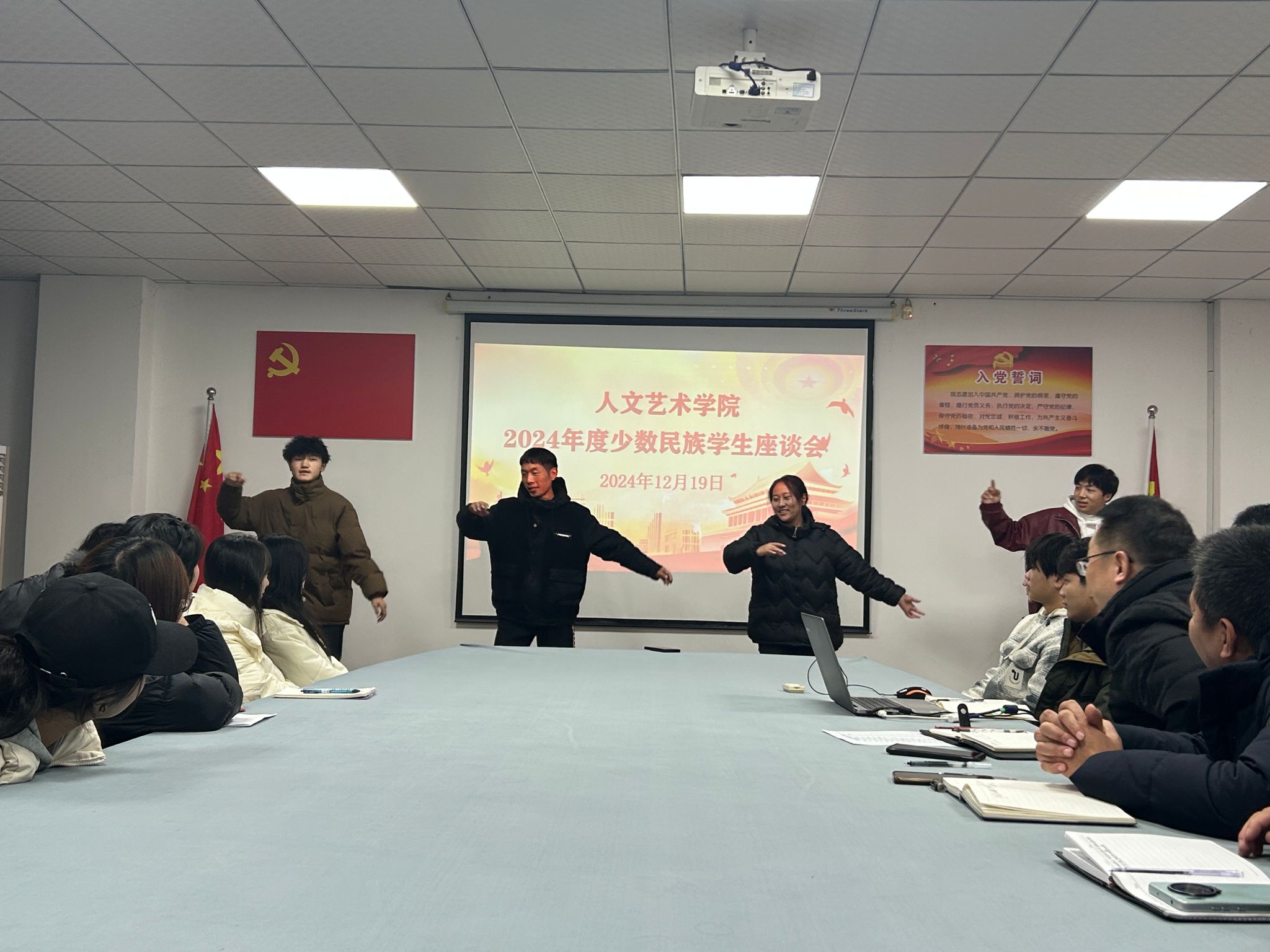藏族学生表演舞蹈.JPG
