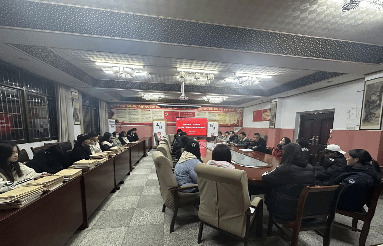 毕业生座谈会现场.png